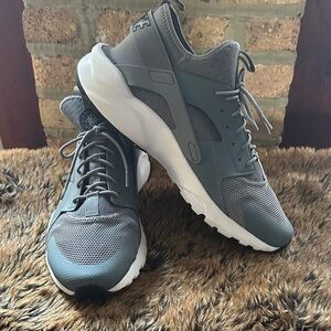 AIR HUARACHE BY NIKE. Size 14. Grey/White